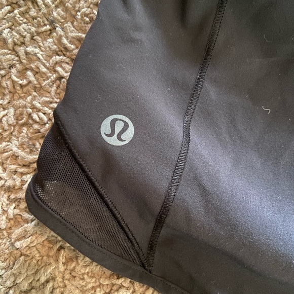 i am selling these black lulu shorts that are in great condition with no stains. - Picture 2 of 3